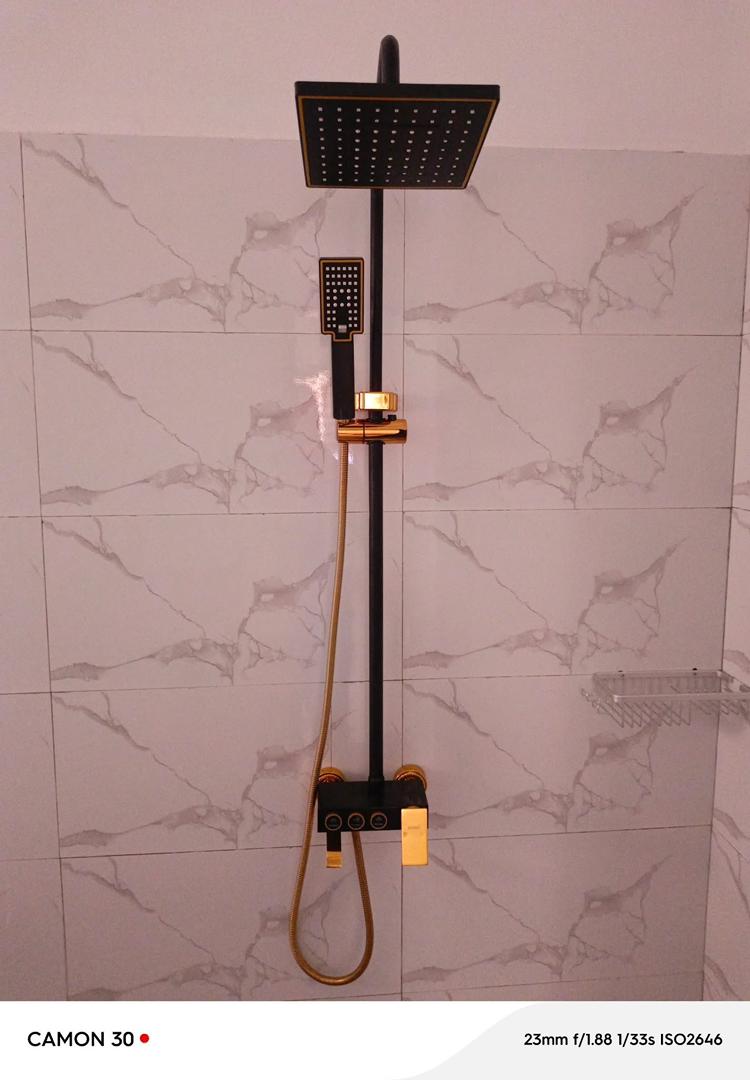 Douche design noir et or